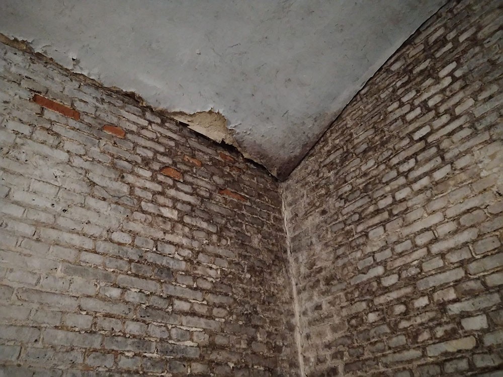 Le plafond du rez-de-chaussée est abimé par les infiltrations d'eau de pluie