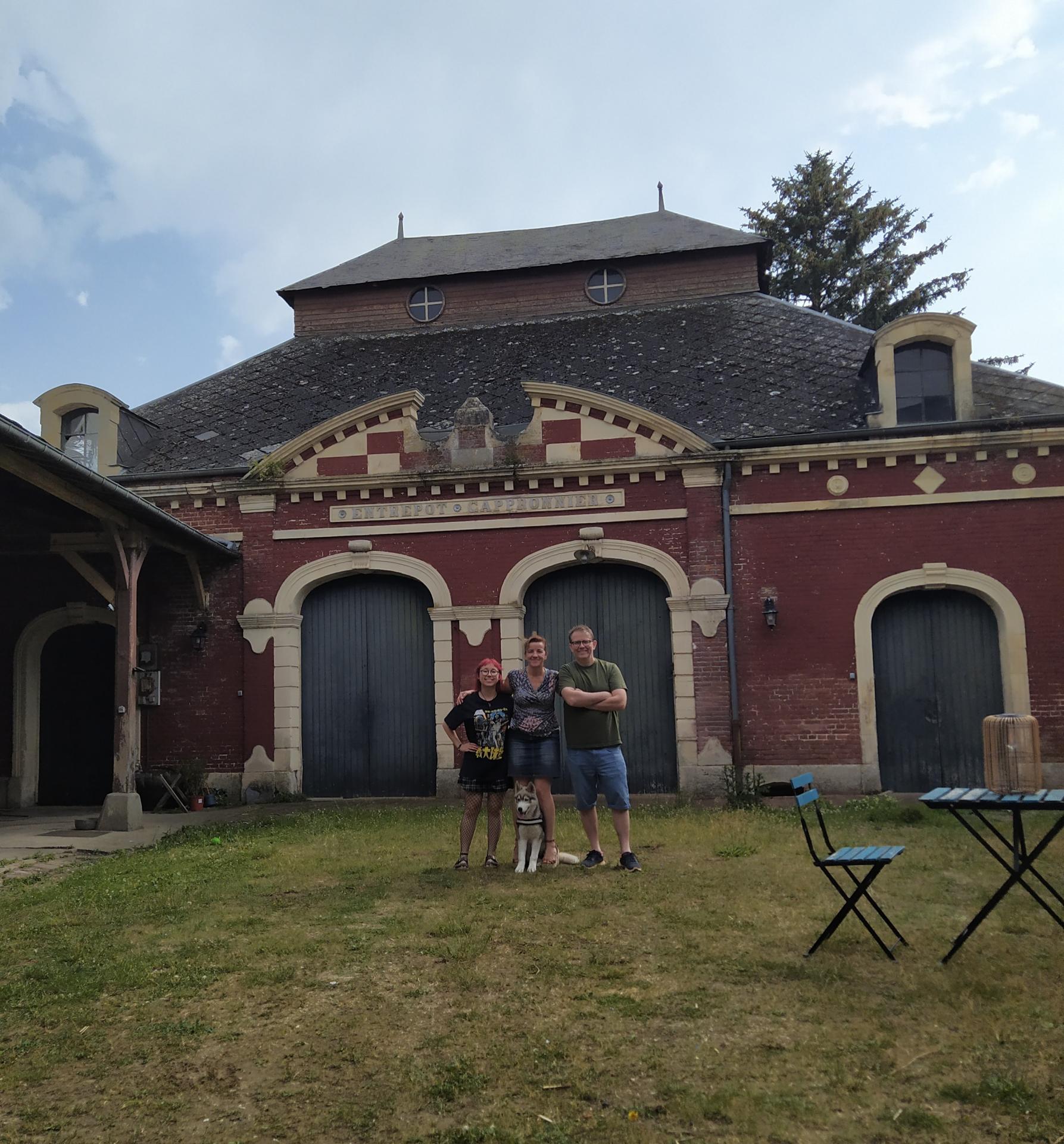 Famille devant chai de breteuil