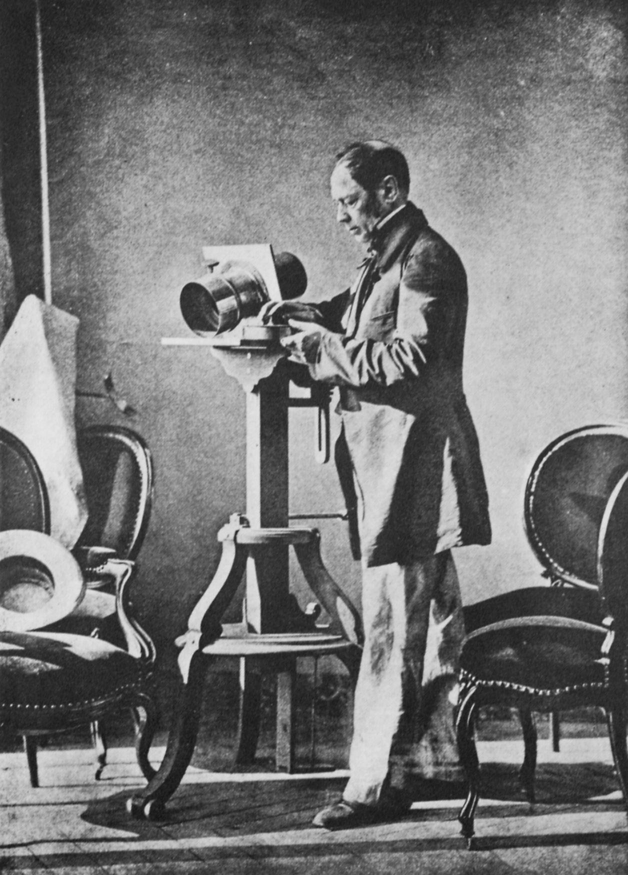 Hippolyte bayard portrait avec son matériel photographique